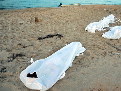 Migrantes sin vida aparecidos este 26 de diciembre en la playa de Qasr Khiyar, en Libia.
