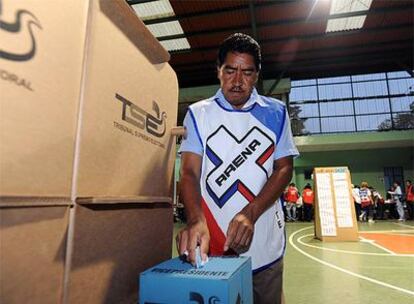 Un observador comprueba una de las urnas de la elecciones presidenciales de hoy