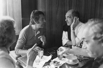 Milos Forman (izquierda) y Luis Buñuel, en el Festival de Cannes, en una imagen sin fechar.