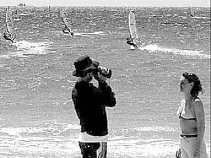 Dos turistas toman imágenes de recuerdo de una de las regatas de <i>Toro andaluz.</i>