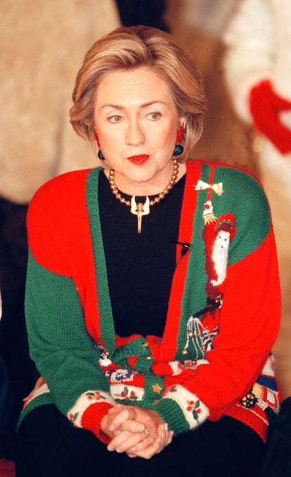 Los jerséis navideños no son una moda de hoy. Ya en 1998 Hillary Clilnton, entonces primera dama de EE UU, lució uno en la Casa Blanca durante un evento para celebrar la navidad.