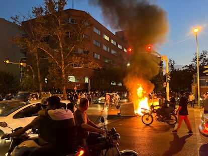 Una motocicleta de la policía y un contenedor ardían en Teherán el pasado 19 de septiembre, durante una de las manifestaciones en protesta por la muerte bajo custodia policial de la joven de 22 años Mahsa Amini.