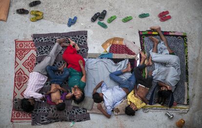 Una família índia dorm a la teulada d'una casa per combatre la calor de finals de maig del 2015, a Nova Delhi, Índia.