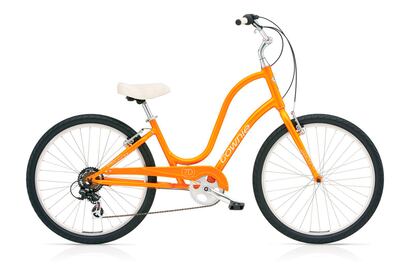 En un naranja perla -entre otros muchos colores- se presenta otra de las maravillosas cruisers de Electra. Con cuadro de aluminio, sillín de cuero y cambio Shimano, el gran atractivo de Townie Original 7D  te hará pedalear sin parar.