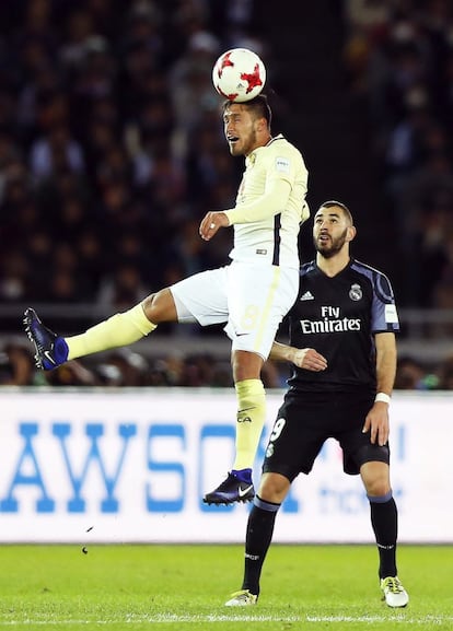 El jugador francés Real Madrid Karim Benzemá (derecha) observa a Bruno Valdez, del Club América.
