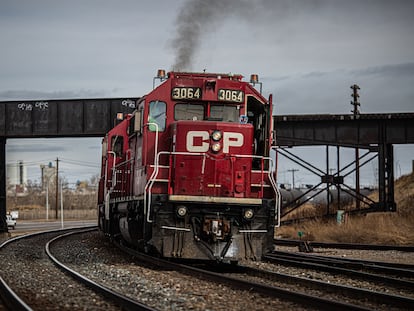 Una locomotora de Canadian Pacific Railway tira de un tren en Calgary, Alberta, Canadá, en marzo de 2021.