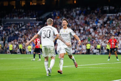 Arda Guler y Franco Mastantuono celebran este sábado el tanto del turco en el Santiago Bernabéu.