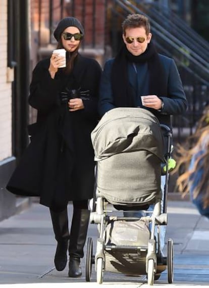 Bradley Cooper e Irina Shayk, por las calles de Nueva York con su hija, el pasado octubre.