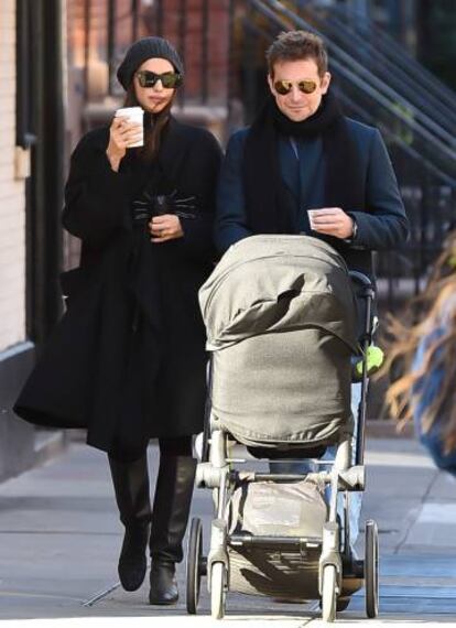 Bradley Cooper e Irina Shayk, por las calles de Nueva York con su hija, el pasado octubre.