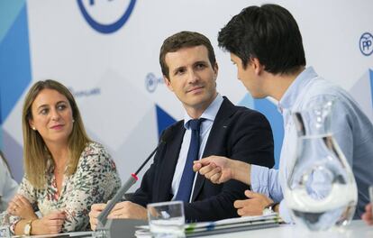 Pablo Casado, en el centro, durante la reunión este viernes de la junta directiva de Nuevas Generaciones del PP.