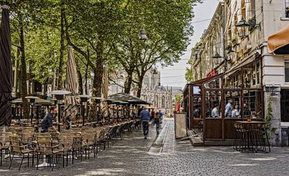 Terrazas en una céntrica calle de Breda, en los Países Bajos.
