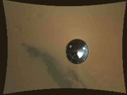 El ‘Curiosity’ fotografió, durante su caída, el escudo térmico que le había protegido durante la entrada en la atmósfera marciana y que ya se había desprendido del sistema de descenso.