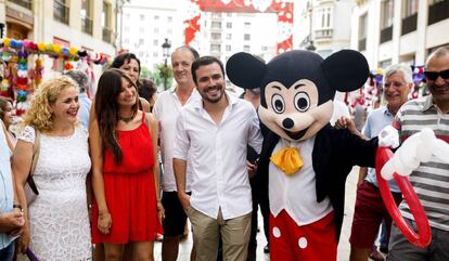 El coordinador general de IU, Alberto Garzón (en el centro), este lunes durante su visita a la Feria de Málaga.