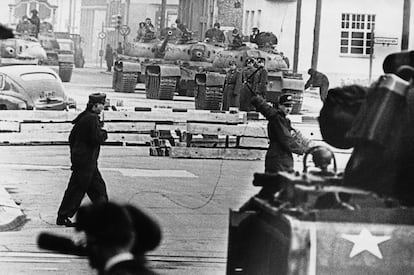En octubre de 1961, en la frontera Este-Oeste de Berlín, los tanques rusos y estadounidenses se posicionan frente a frente para mostrar su fuerza.