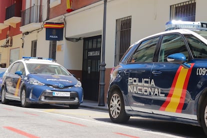 Dos coches de la Policía Nacional, en una imagen de archivo.