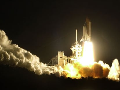 El transbordador espacial <i>Discovery</i> durante su lanzamiento, ayer, en Cabo Cañaveral (Florida).