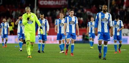 Los jugadores del Deportivo abandonan el campo tras la derrota ante el Sevilla.