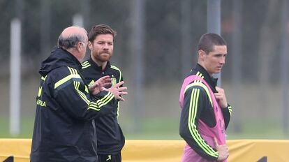 Del Bosque charla con Xabi Alonso.