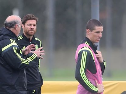 Del Bosque charla con Xabi Alonso.