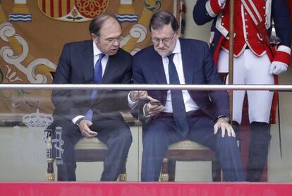 GRA070. MADRID, 12/10/2016.- El presidente del Gobierno en funciones, Mariano Rajoy (d), y el presidente del Senado, Pío García-Escudero (i).