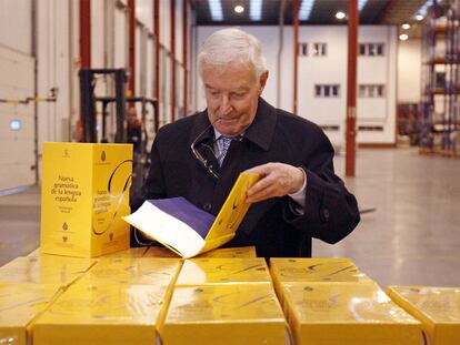 García de la Concha revisa un ejemplar de la <i>Nueva Gramática