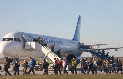 Esquiadores británicos a su llegada al aeropuerto de Alguaire.