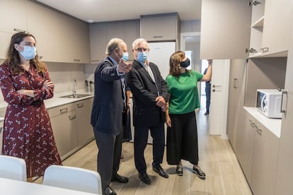 En el centro, la edil Isabel Lozano (derecha), con el alcalde Joan Ribó (en el centro) y el presidente de Casa Caridad, Luis Miralles, durante la visita a los pisos para personas sin hogar.