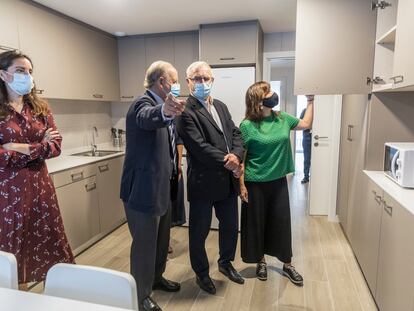 En el centro, la edil Isabel Lozano (derecha), con el alcalde Joan Ribó (en el centro) y el presidente de Casa Caridad, Luis Miralles, durante la visita a los pisos para personas sin hogar.