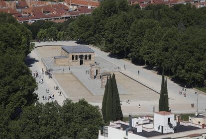 El rascacielos, que en su día se trató de la mayor estructura de cemento armado de Europa y cuyo interior se diseñó bajo la influencia de la escuela arquitectónica de Chicago, tiene en su fachada neobarroca su elemento más conservador. Los expertos consideran que se trata del signo de los tiempos en los que fue diseñada, una época de posguerra en la que todavía una parte de la sociedad recelaba de lo moderno y lo extranjero. En la imagen, el Templo de Debod.