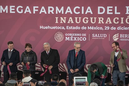 Andrés Manuel López Obrador corta el listón inaugural de la Megafarmacia acompañado de la gobernadora del Estado de México, Delfina Gómez, y del secretario de salud, Jorge Carlos Alcocer Varela.