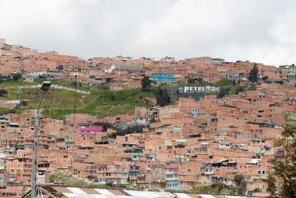 Un grafiti electoral con motivo de la segunda vuelta de las elecciones presidenciales visto en las afueras de Bogotá, Colombia.