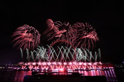 Fuegos artificiales sobre el río Támesis, alrededor del London Eye, este 1 de enero.