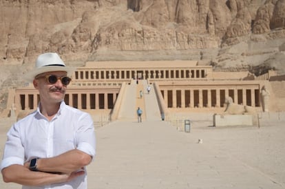 Luis Melgar ante el templo funerario de Hatshepsut en Deir el-Bahari, Luxor.