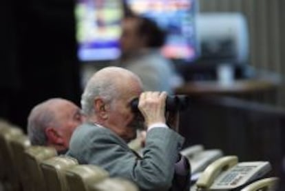 &iquest;Falta de vista o visi&oacute;n de futuro? Un hombre usa unos prism&aacute;ricos en la Bolsa de Buenos Aires. 