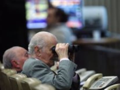 &iquest;Falta de vista o visi&oacute;n de futuro? Un hombre usa unos prism&aacute;ricos en la Bolsa de Buenos Aires. 