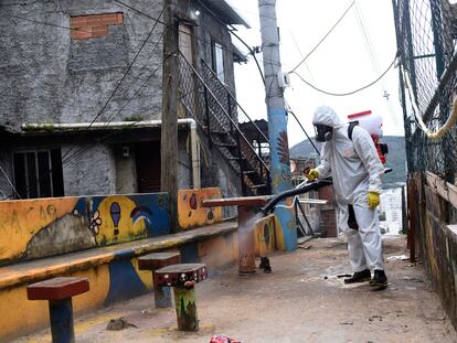 Trabalho de limpeza na favela de Santa Marta, no Rio de Janeiro.