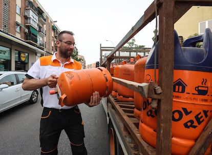 Un butanero repartiendo bombonas de este gas en el distrito de Carabanchel (Madrid).