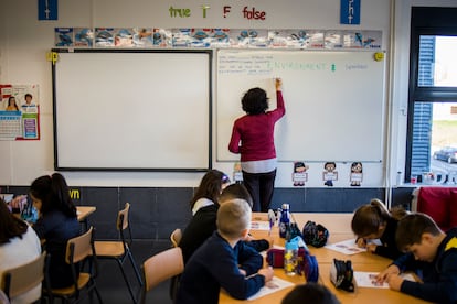 Estudiantes de primaria en un colegio de A Coruña, en marzo. alumnos colegio.