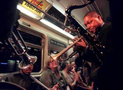 Wynton Marsalis toca en un vagón de la línea A durante un homenaje a Duke Ellington.