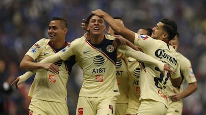 Edson Álvarez, del América, celebra uno de sus dos goles.