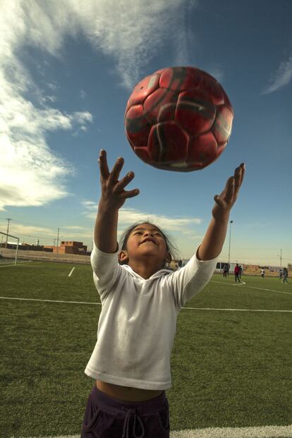 El proyecto del BID y Save the Children en El Alto (Bolivia) es un intento por meter el gol más importante: estimular a la ciudadanía a participar activamente de su comunidad, incidiendo en la autoestima y el liderazgo.