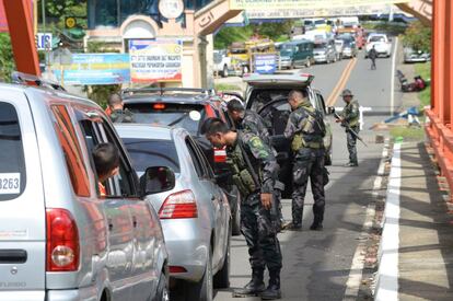 Miembros de las fuerzas especiales de la policía revisan los vehículos en un puesto de control cerca de la entrada a Marawi, en la isla meridional de Mindanao, días después de que un extremista islámico atacase la ciudad.