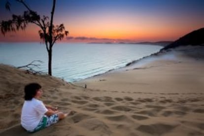 Los colores del atardecer en la playa de Rainbow Beach (Australia).