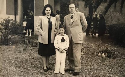 Leguineche, con sus padres Rosita y Manuel, el día de su primera comunión en el caserío de Belendiz (Vizcaya).