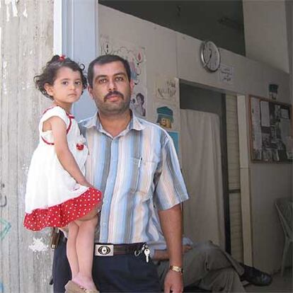 Ashraf Okor, con su hija mayor en brazos.