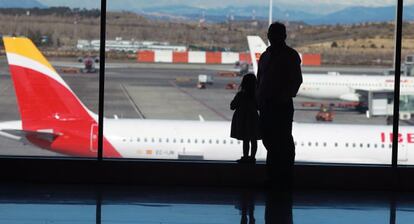 Vista del aeropuerto de Barajas desde el interior de la T4.  / P. Monge