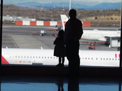 Vista del aeropuerto de Barajas desde el interior de la T4.  / P. Monge