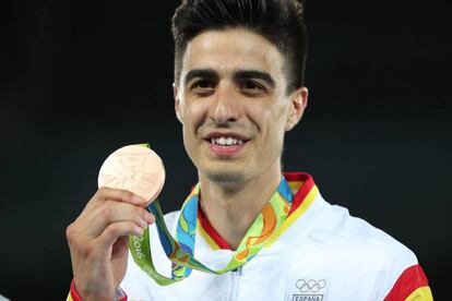 Joel Gonz&aacute;lez, con la medalla de bronce en -58kg. 