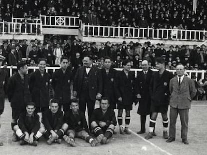 Jack Greenwell, el primero empezando por la izquierda, en un partido con el primer equipo azulgrana.