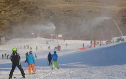 Una pista de Baqueira Beret esta semana con las máquinas de nieve artificial en funcionamiento.